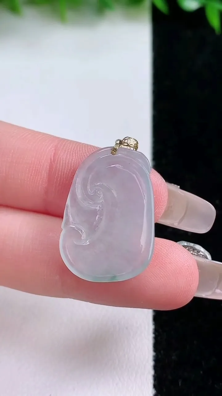 天然A货翡翠种飘花如意吊坠，尺寸24.3-16.7-3.6，重量:3.05g
1月24日