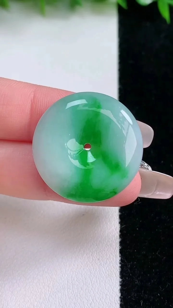 天然A货翡翠平安扣吊坠，尺寸27-6，重量:9.42g
1月24日