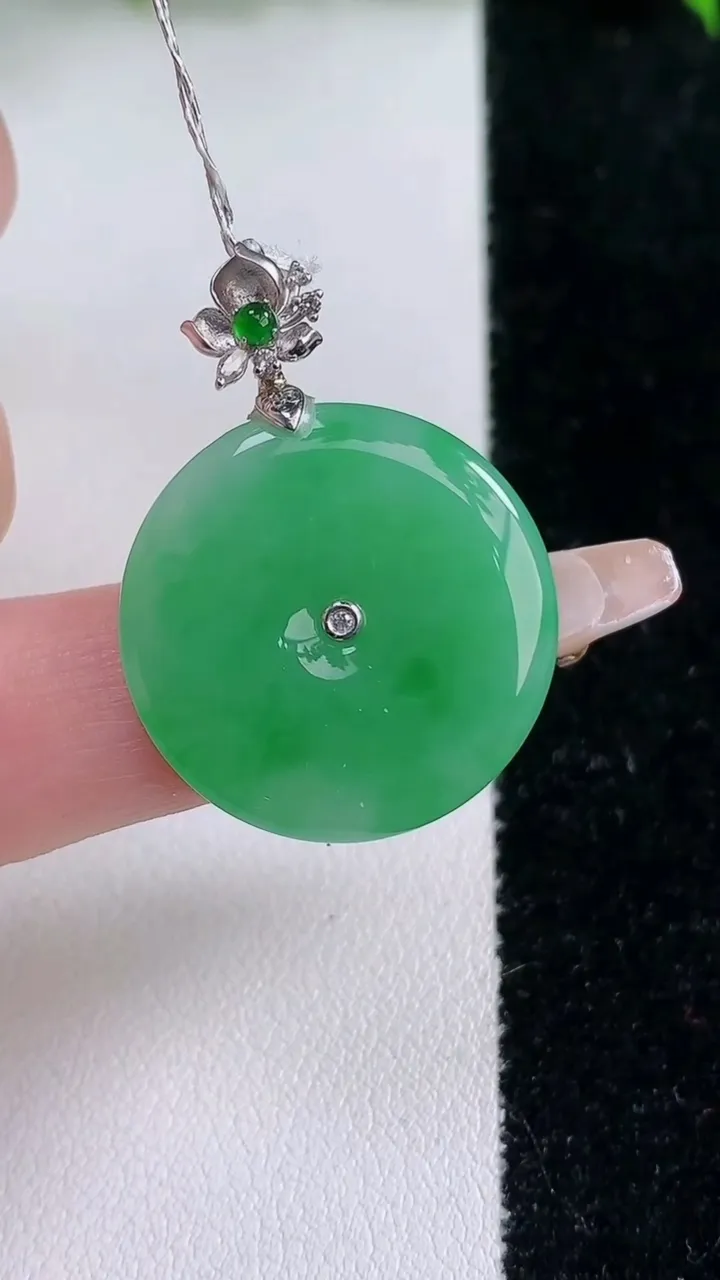 天然A货翡翠平安扣吊坠，尺寸23.4-3.6，重量:5.24g
1月24日