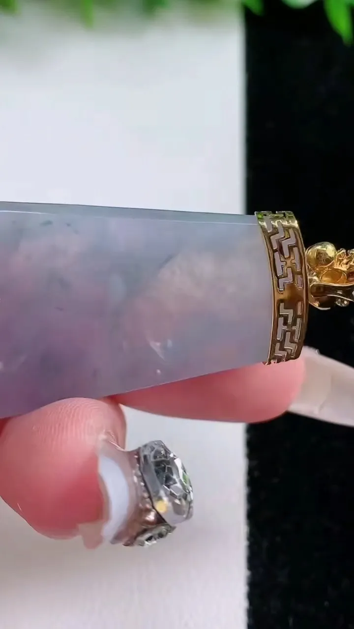 天然A货翡翠18K金紫罗兰无事牌吊坠，尺寸38.5-24.6-3.2，重量:9.00g
1月24日