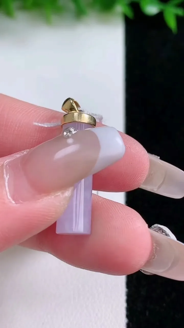 天然A货翡翠18K金紫罗兰平安柱吊坠，尺寸25-6.3，重量:3.54g
1月24日