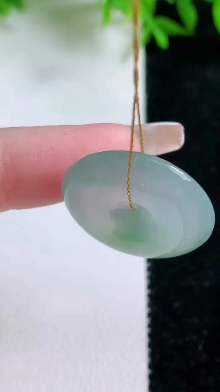 天然A货翡翠冰种双彩平安扣吊坠，尺寸22.7-5.2，重量:5.77g
1月24日