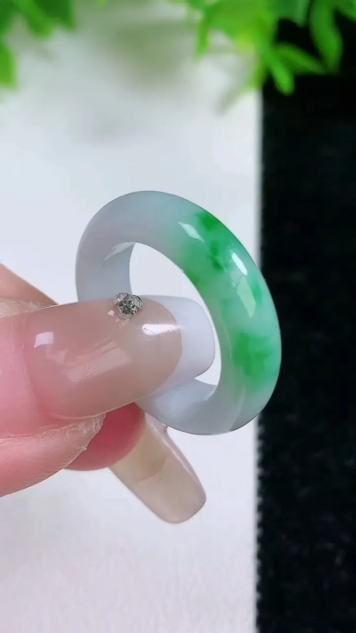 天然A货翡翠指环戒指，尺寸16.3-5-3.2，重量:3.85g2026年1月24日
工厂直销收藏佳