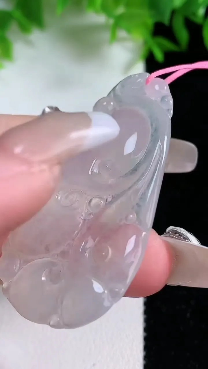 天然A货翡翠如意吊坠，尺寸50.4-26.6-2.6，重量:7.80g
1月24日