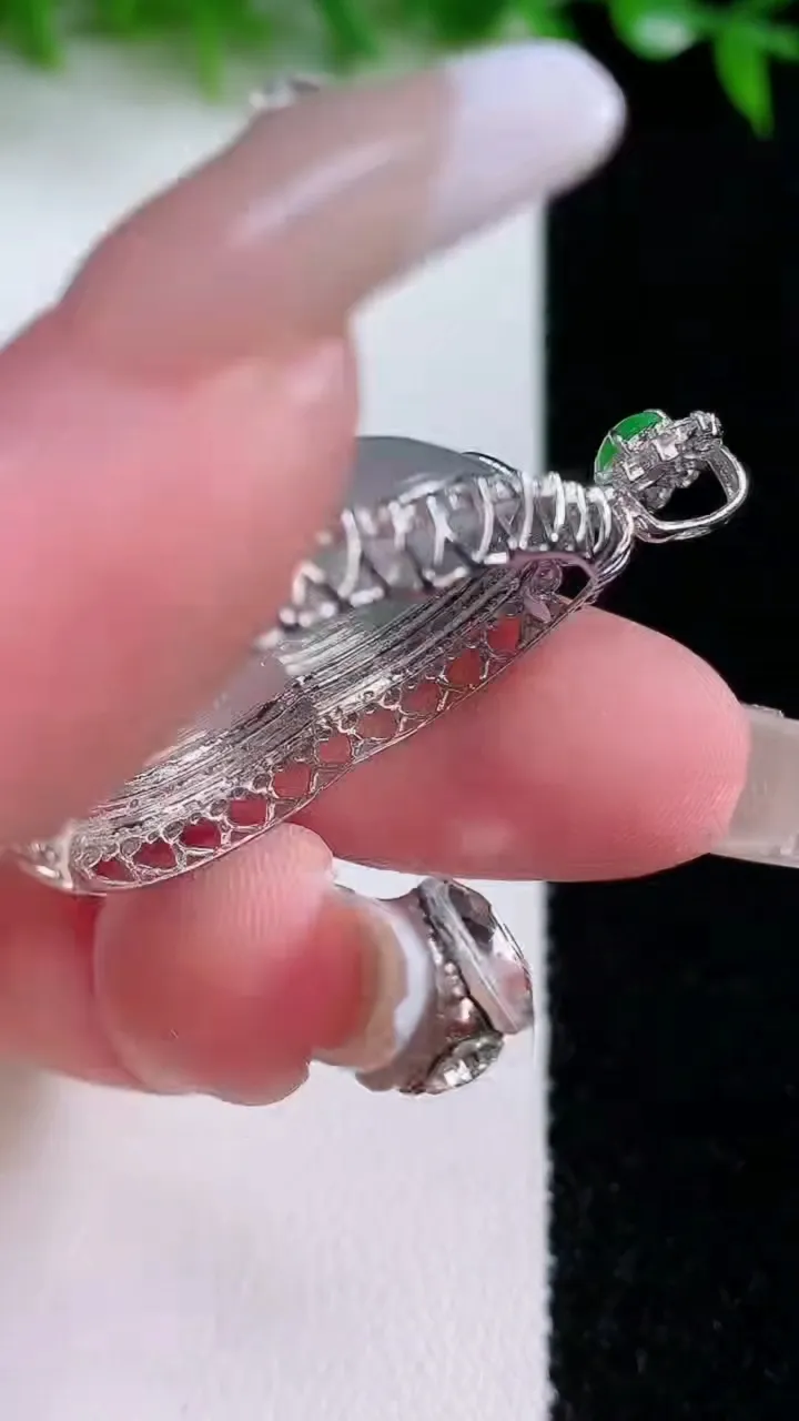 天然A货翡翠种白冰葫芦吊坠，尺寸40.5-23.3-11.3.
1月24日