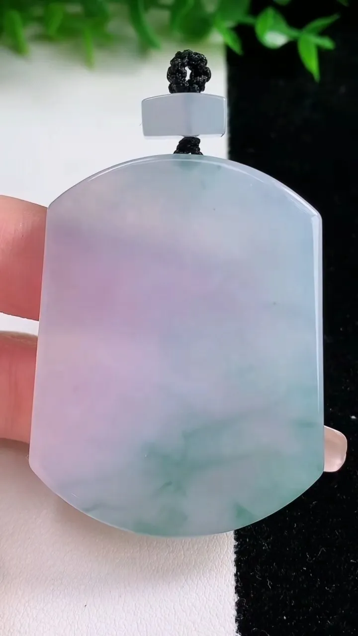 天然A货翡翠种飘花无事牌吊坠，尺寸53-40.7-5.5，重量:36.40g
1月24日