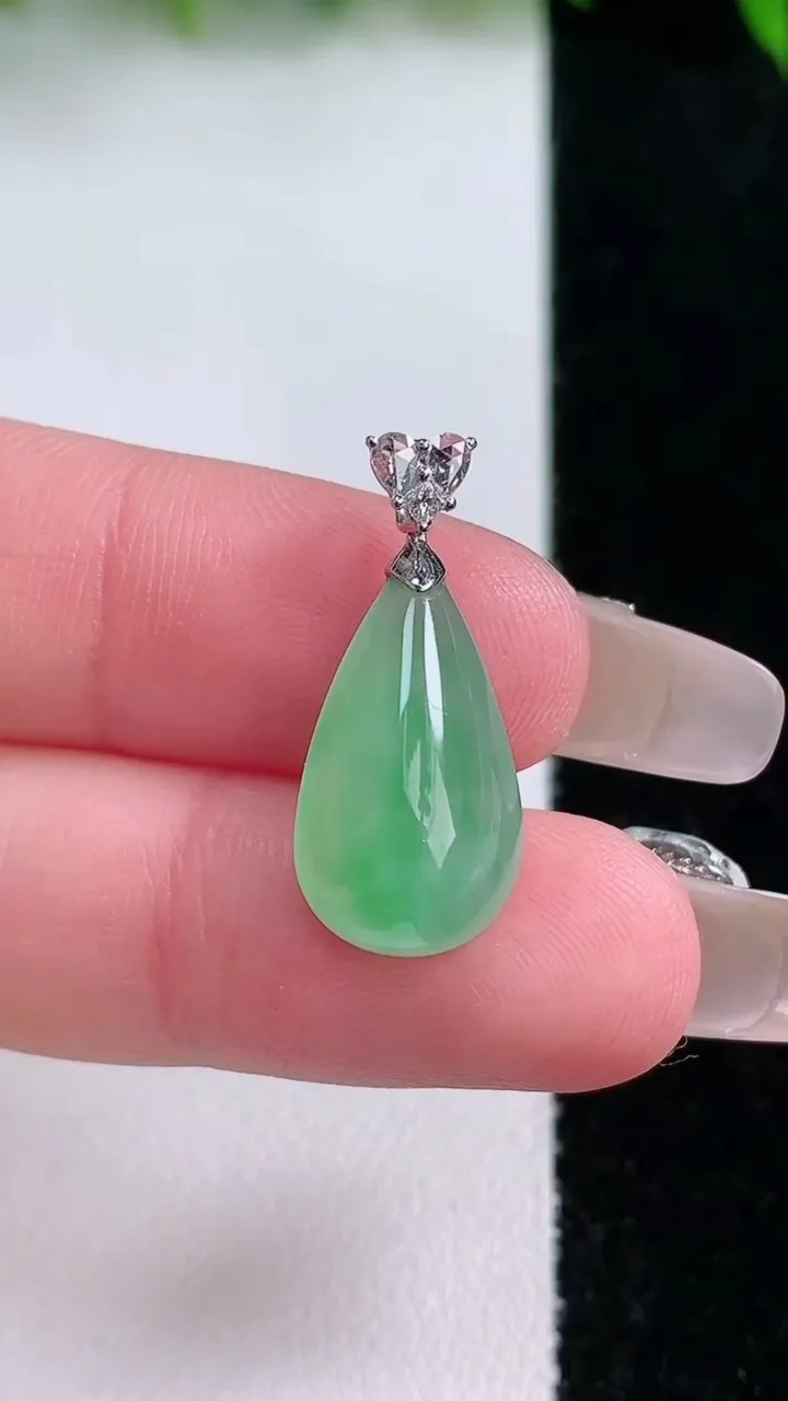 天然A货翡翠水滴吊坠，尺寸18-10.4-6，重量:1.86g
1月24日