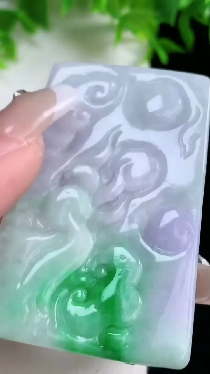 天然A货翡翠龙牌吊坠，尺寸58-37.3-5.5，重量:31.51g
1月24日