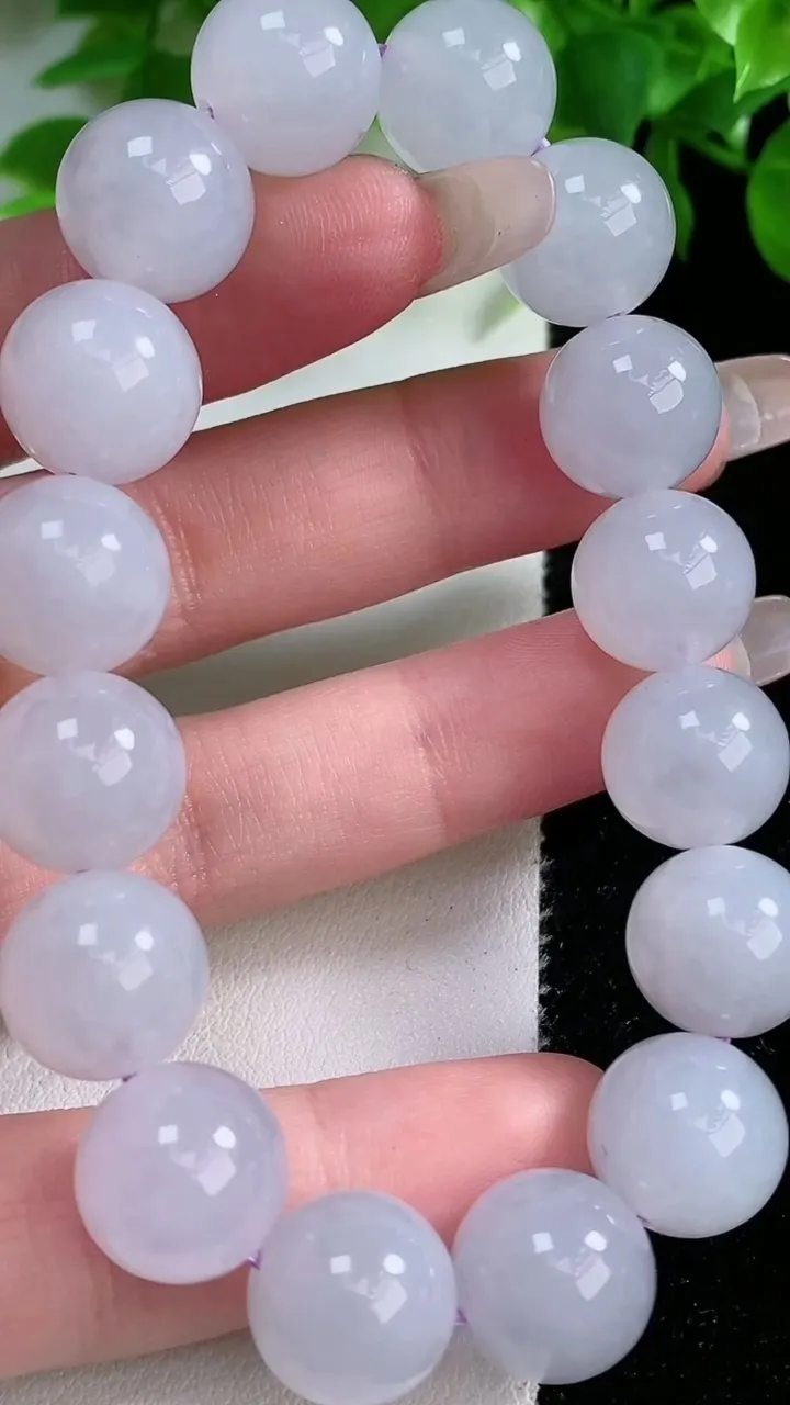 天然A货翡翠圆珠手串，尺寸12.4-16颗，重量:53.53g1月24日
工厂直销收藏佳品,种好水足