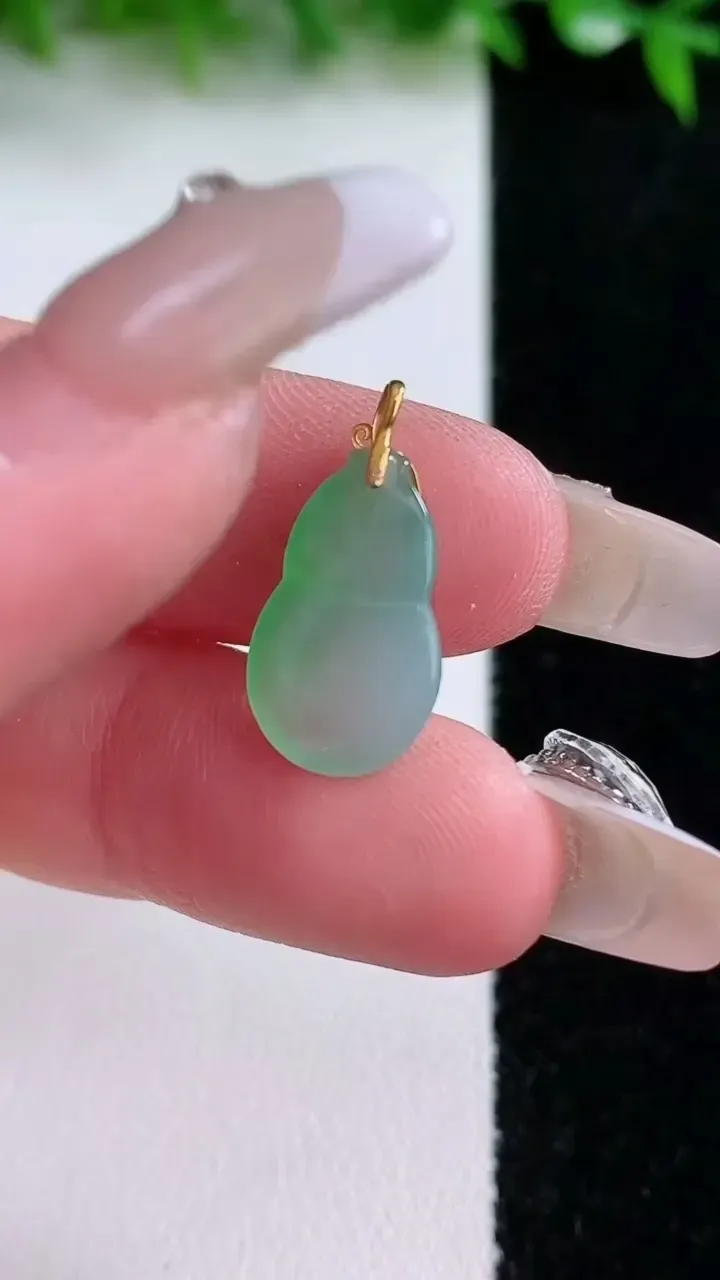 天然A货翡翠葫芦吊坠，尺寸14.8-9.8-4，重量:1.18g
1月24日