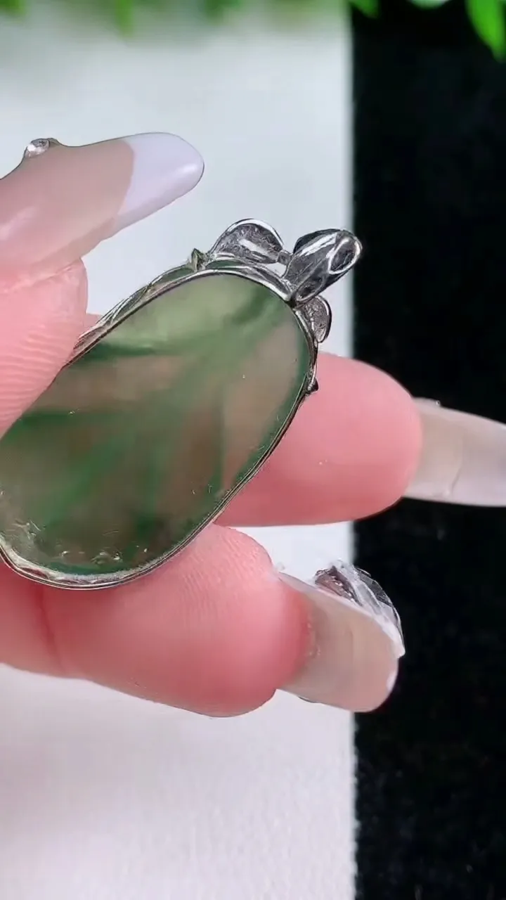 天然A货翡翠金枝玉叶 叶子吊坠，尺寸27.6-16.3-6.3，重量:4.60g
1月24日