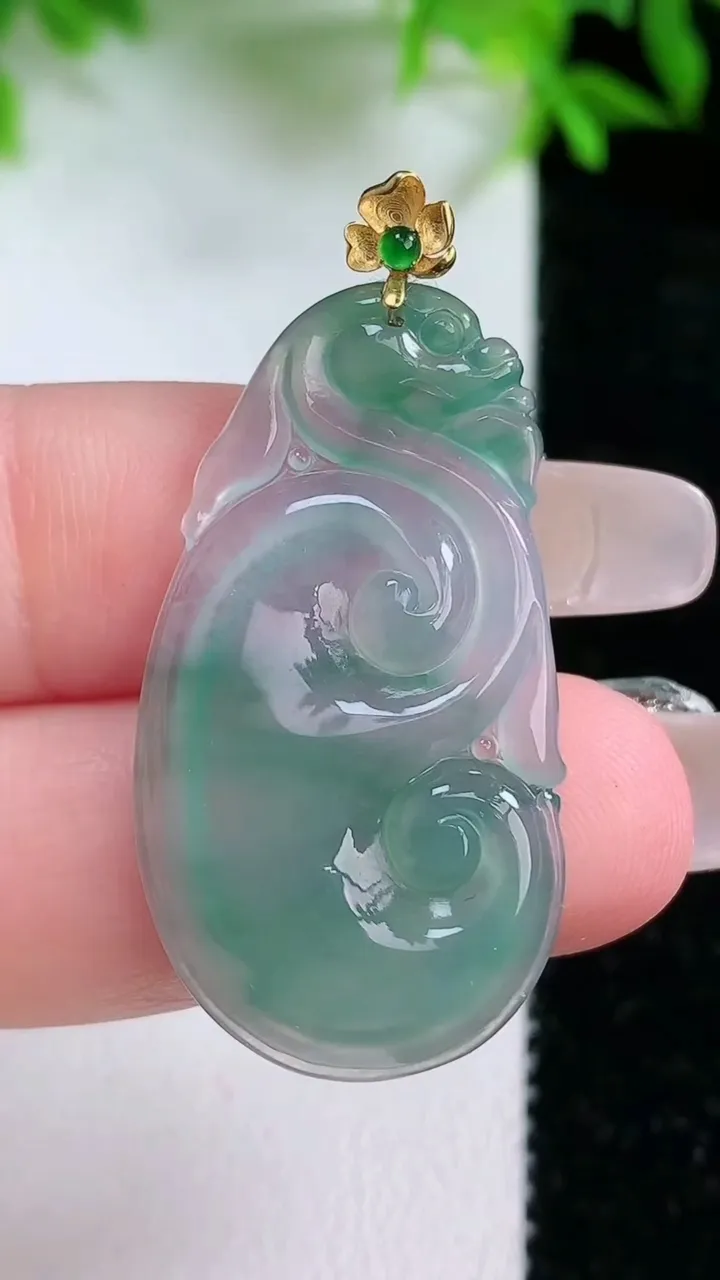 天然A货翡翠种飘花如意吊坠，尺寸34-19-2.8，重量:4.01g
1月24日