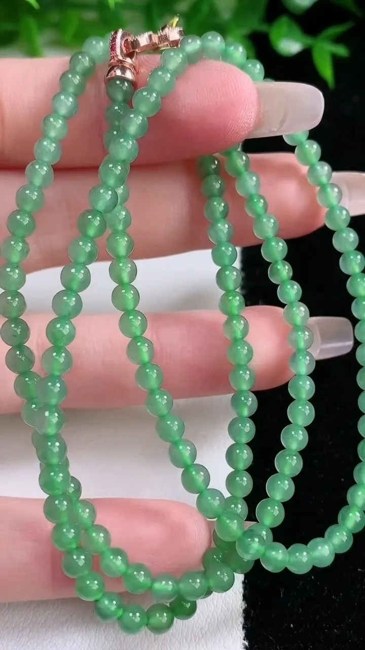天然A货翡翠小米珠项链，尺寸3.8-145颗，重量:15.17g1月24日
工厂直销收藏佳品,种好水足，色泽均匀，有种有色，上手高大气！