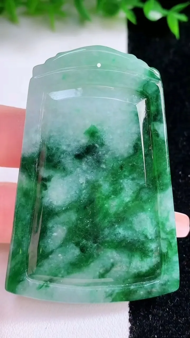 天然A货翡翠龙牌吊坠，尺寸64.6-44.7-5.7，重量:30.53g
1月24日