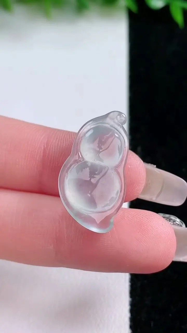 天然A货翡翠福豆镶嵌件，尺寸25.5-14-5.5，重量:2.61g
1月24日