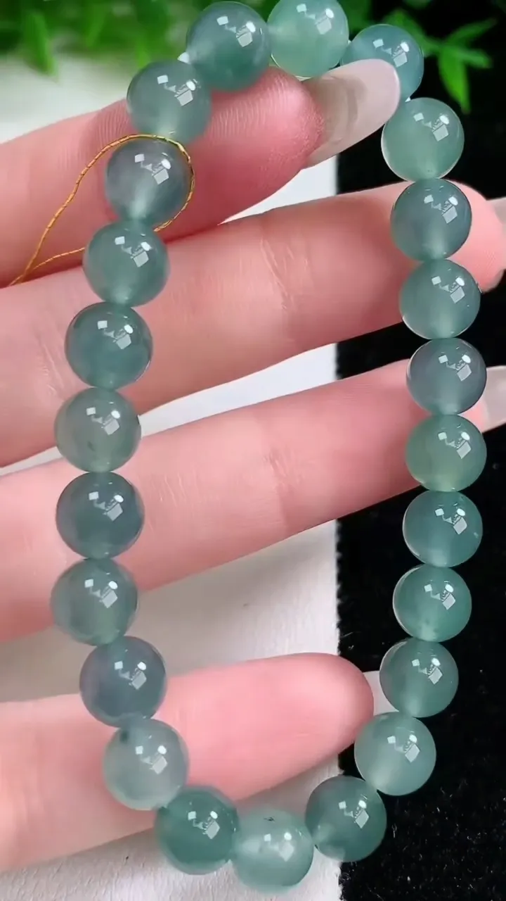 天然A货翡翠圆珠手串，尺寸7.7-24颗，重量:19.37g1月24日
工厂直销收藏佳品,种好水足，色泽均匀，有种有色，上手高大气！