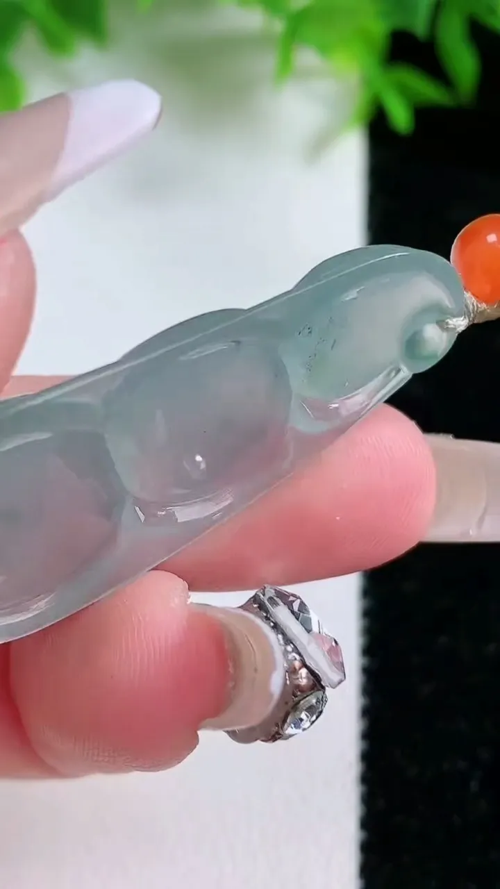 天然A货翡翠冰种飘花福豆吊坠，尺寸32.3-19-5.8，重量:8.48g
1月24日