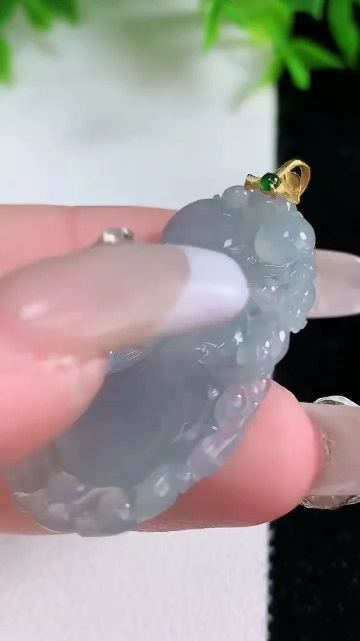 天然A货翡翠18K金紫罗兰如意吊坠，尺寸36.2-23-3.7，重量:5.77g
1月24日