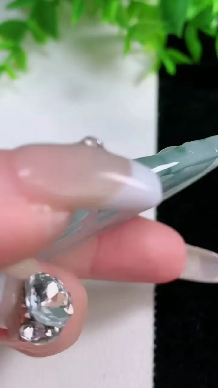 天然A货翡翠种飘花观音菩萨吊坠，尺寸67.4-41.4-4.8，重量:27.29g
1月24日