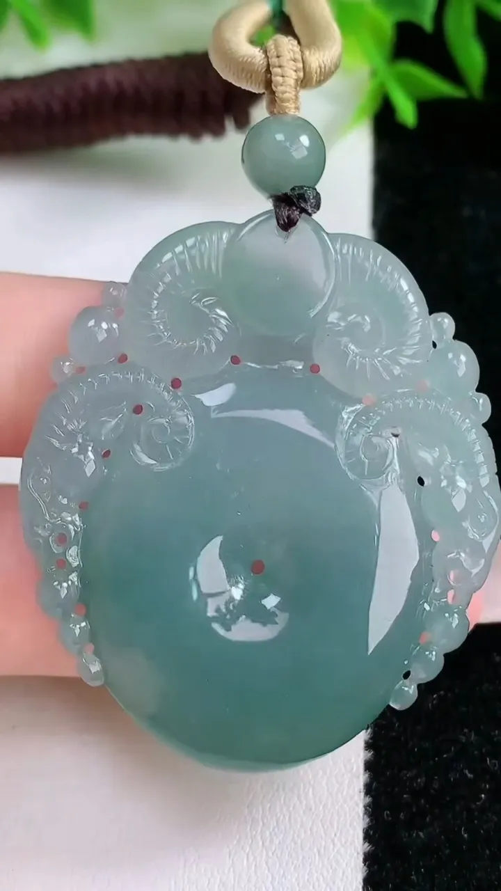 天然A货翡翠飘花三阳开泰吊坠，尺寸45.5-39.8-5.7，重量:22.76g
1月24日