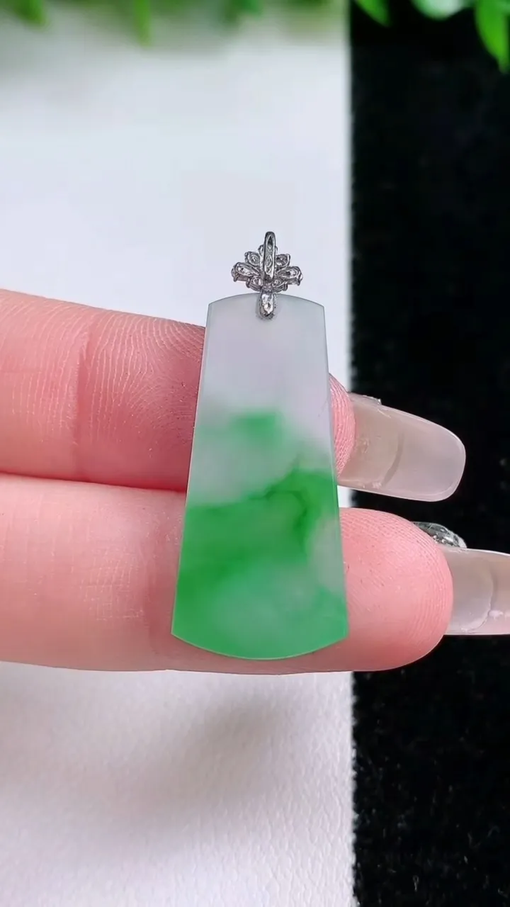 天然A货翡翠无事牌吊坠，尺寸28.8-13.3-2，重量:2.31g
1月24日