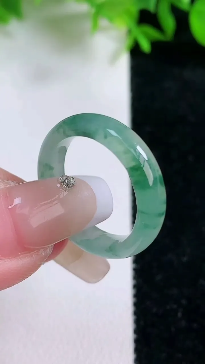 天然A货翡翠冰种飘花指环戒指，尺寸18-4.8-2.7，重量:3.35g2026年1月24日
工厂直销收藏佳品,种好水足，色泽均匀，有种有色，上手高大气！