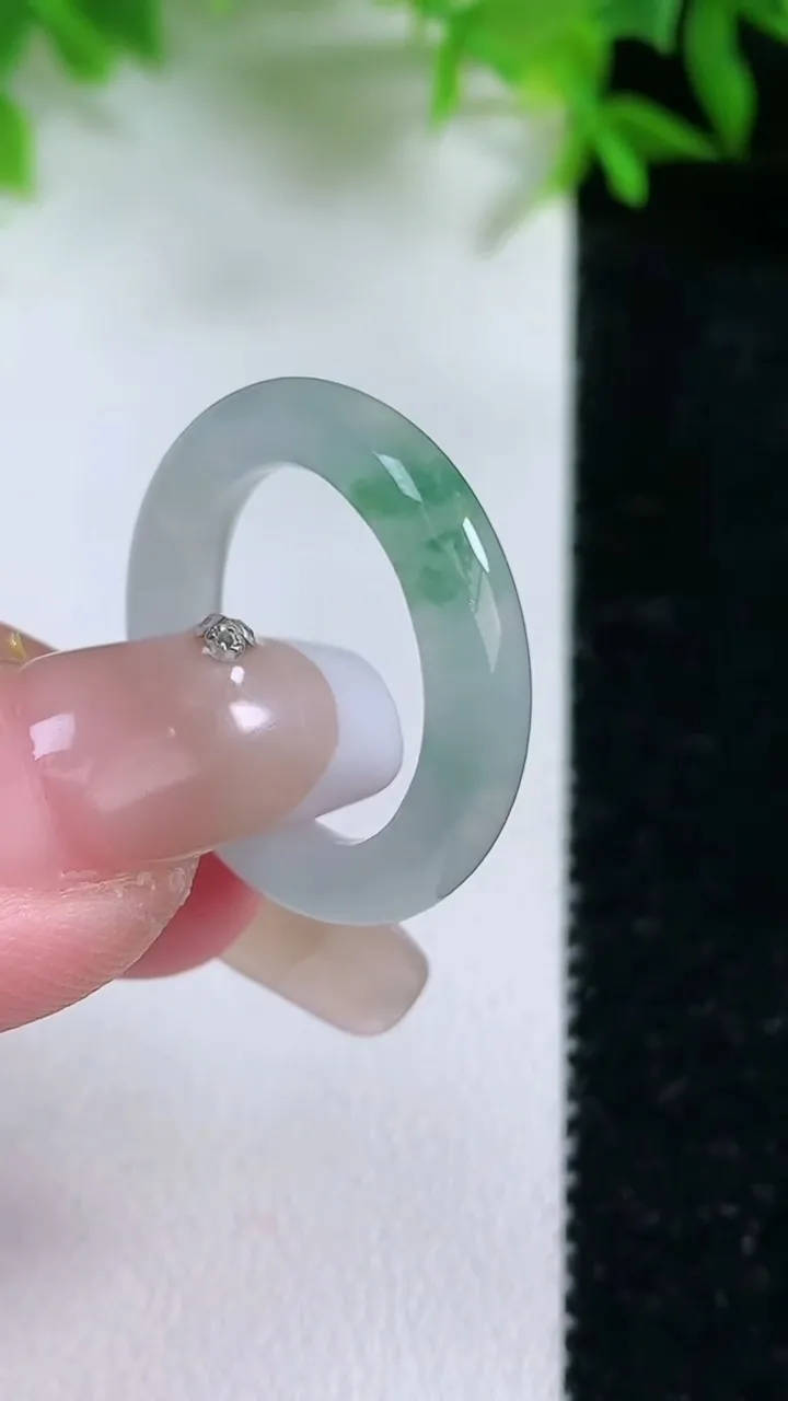 天然A货翡翠飘花指环戒指，尺寸17.3-4.6-3.7，重量:3.47g2026年1月24日
工厂直销收藏佳品,种好水足，色泽均匀，有种有色，上手高大气！