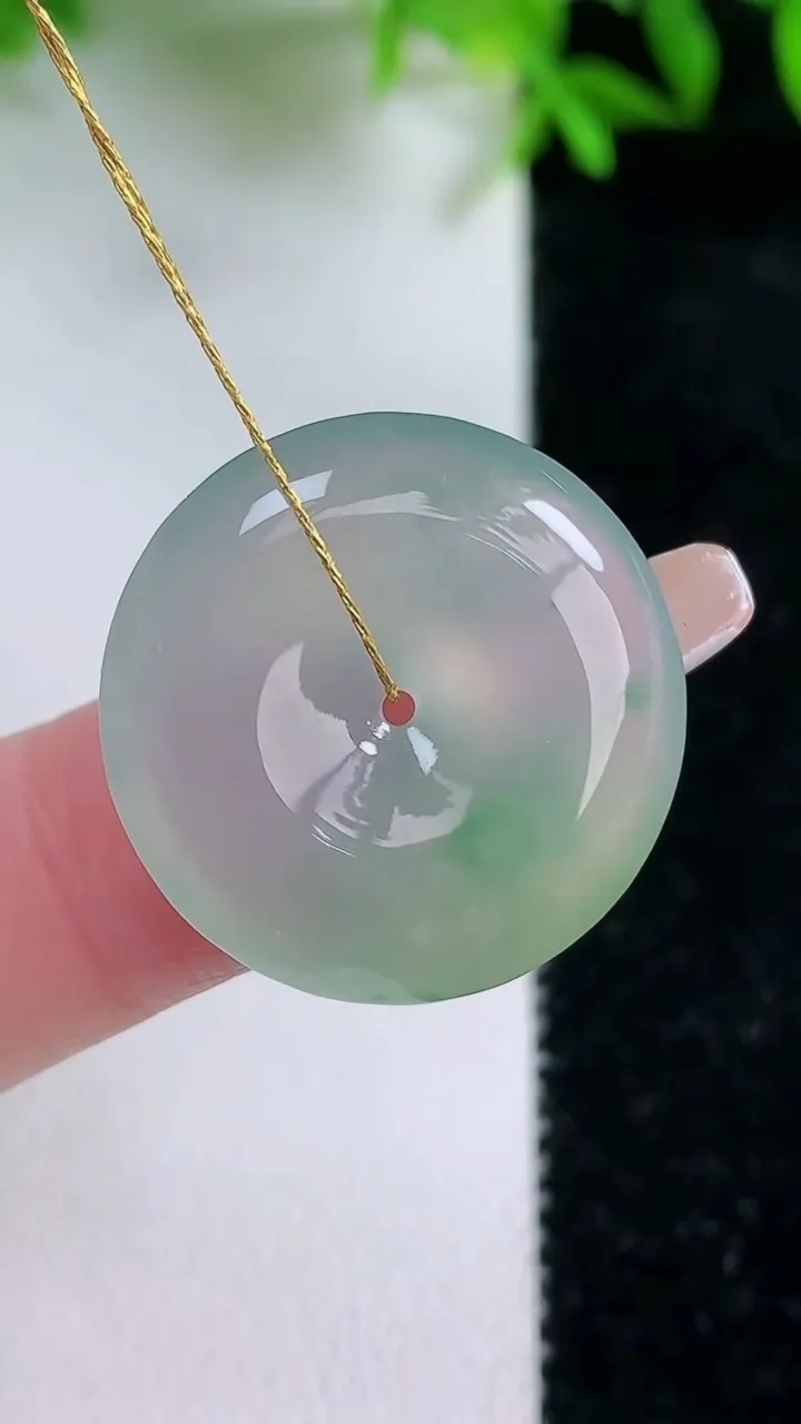 天然A货翡翠冰种双彩平安扣吊坠，尺寸22.7-5.2，重量:5.77g
1月24日