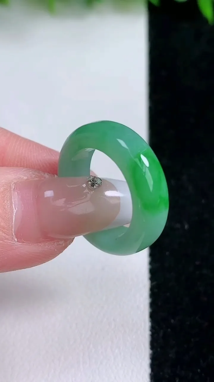 天然A货翡翠指环戒指，尺寸17-6-3.7，重量:4.51g2026年1月24日
工厂直销收藏佳品,