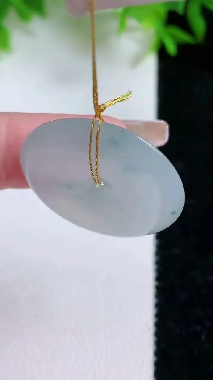 天然A货翡翠飘花平安扣吊坠，尺寸26.6-4.4，重量:10.70g
1月24日