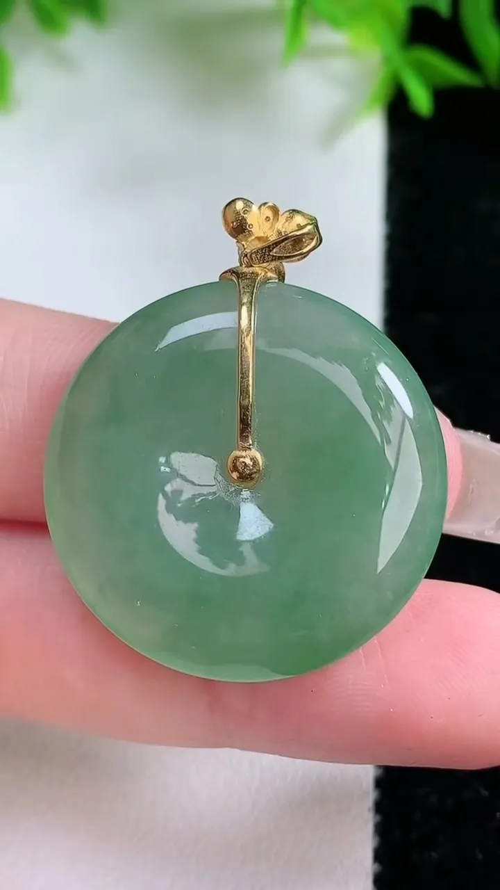 天然A货翡翠平安扣吊坠，尺寸28.5-5.2，重量:9.65g
1月24日