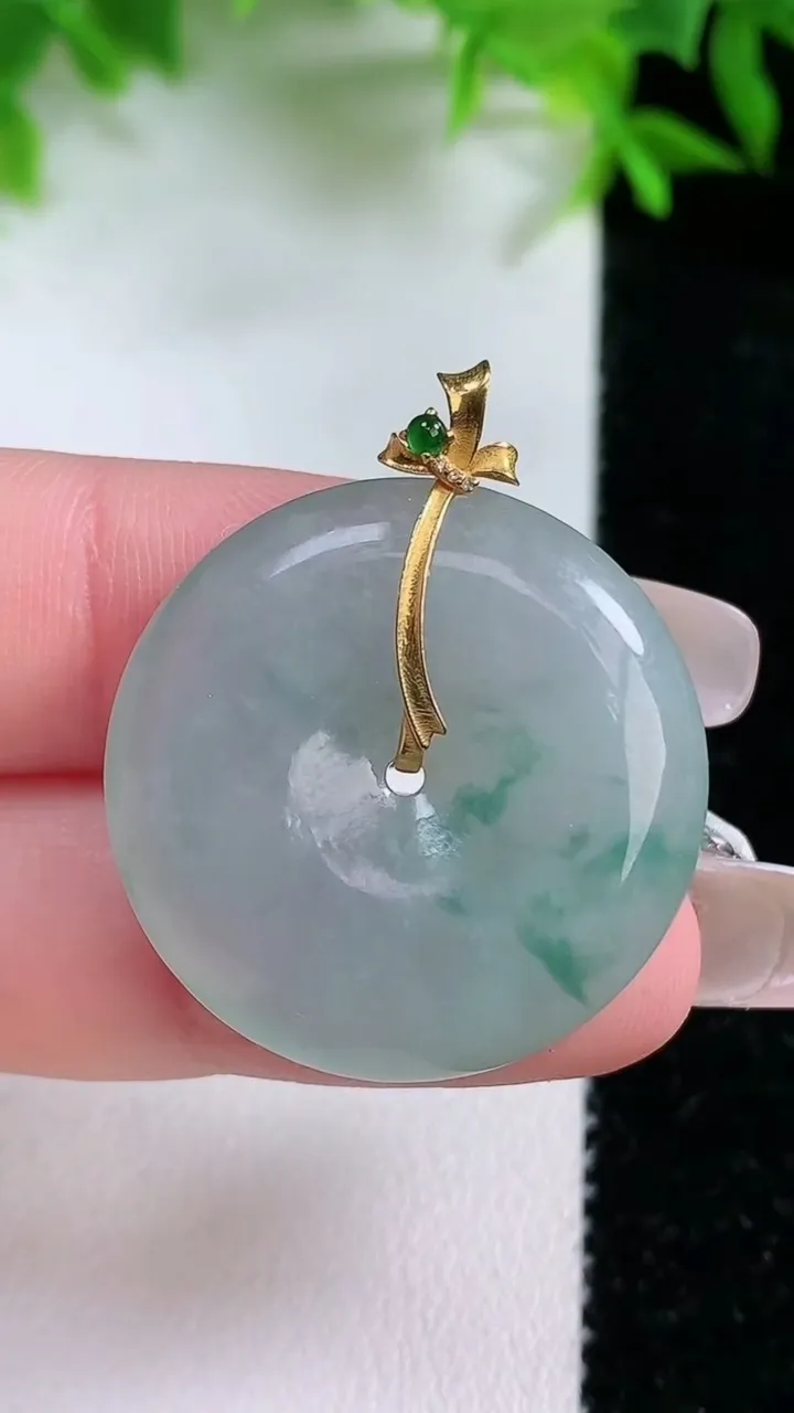 天然A货翡翠18K金飘花平安扣吊坠，尺寸27-5.6，重量:9.41g
1月24日