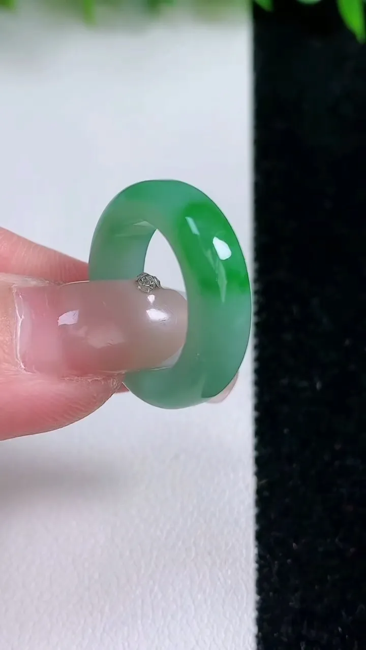 天然A货翡翠指环戒指，尺寸17-6-3.7，重量:4.51g2026年1月24日
工厂直销收藏佳品,