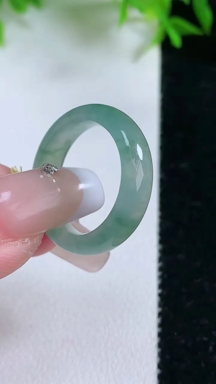 天然A货翡翠冰种飘花指环戒指，尺寸17.5-5.2-3，重量:3.66g2026年1月24日
工厂直销收藏佳品,种好水足，色泽均匀，有种有色，上手高大气！