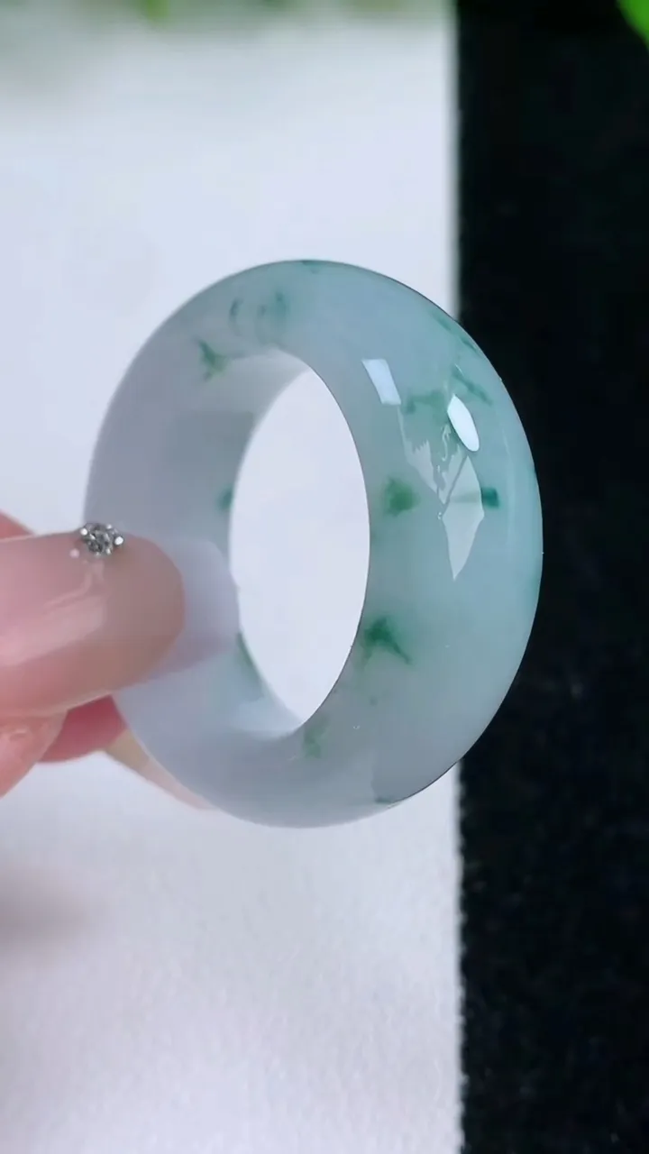 天然A货翡翠飘花指环戒指，尺寸21.6-11-5，重量:14.98g2026年1月24日
工厂直销收藏佳品,种好水足，色泽均匀，有种有色，上手高大气！