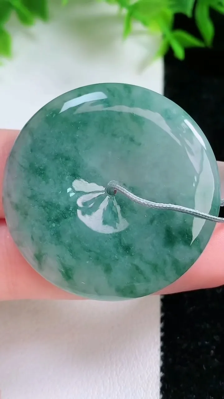 天然A货翡翠飘花平安扣吊坠，尺寸37.6-5.3，重量:16.90g
1月24日