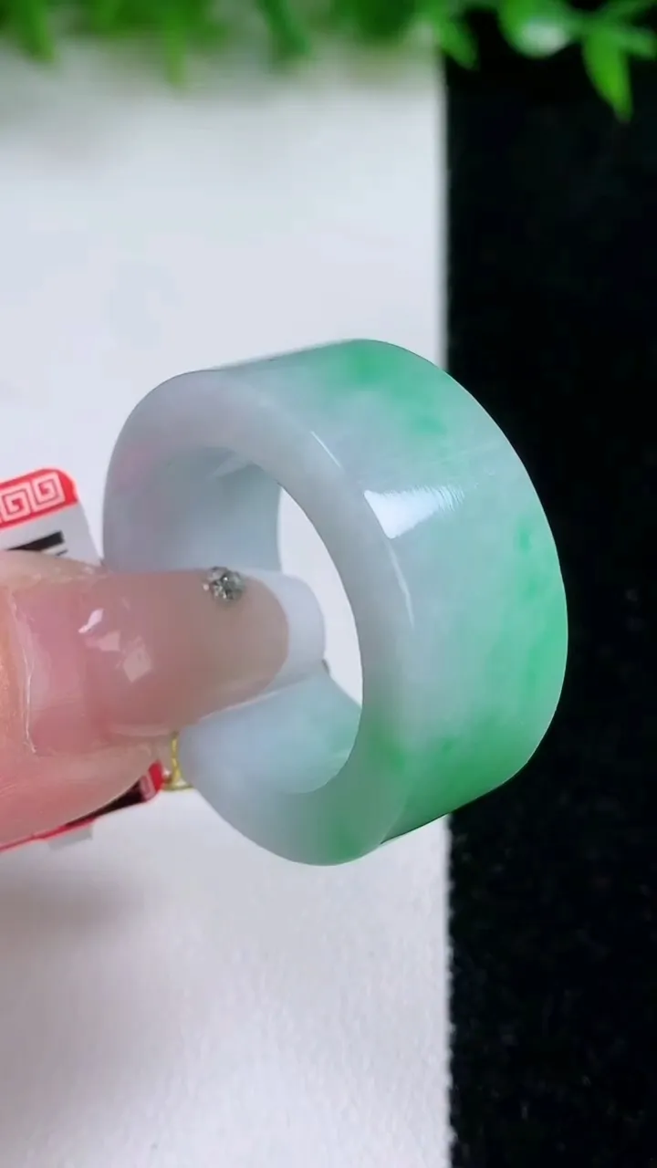 天然A货翡翠方形指环扳指，尺寸22.4-12.3-4.5，重量:17.32g2026年1月24日
工