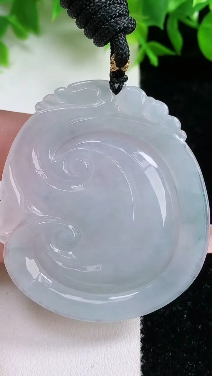 天然A货翡翠飘花如意吊坠，尺寸52-45.3-5.4，重量:25.07g
1月24日