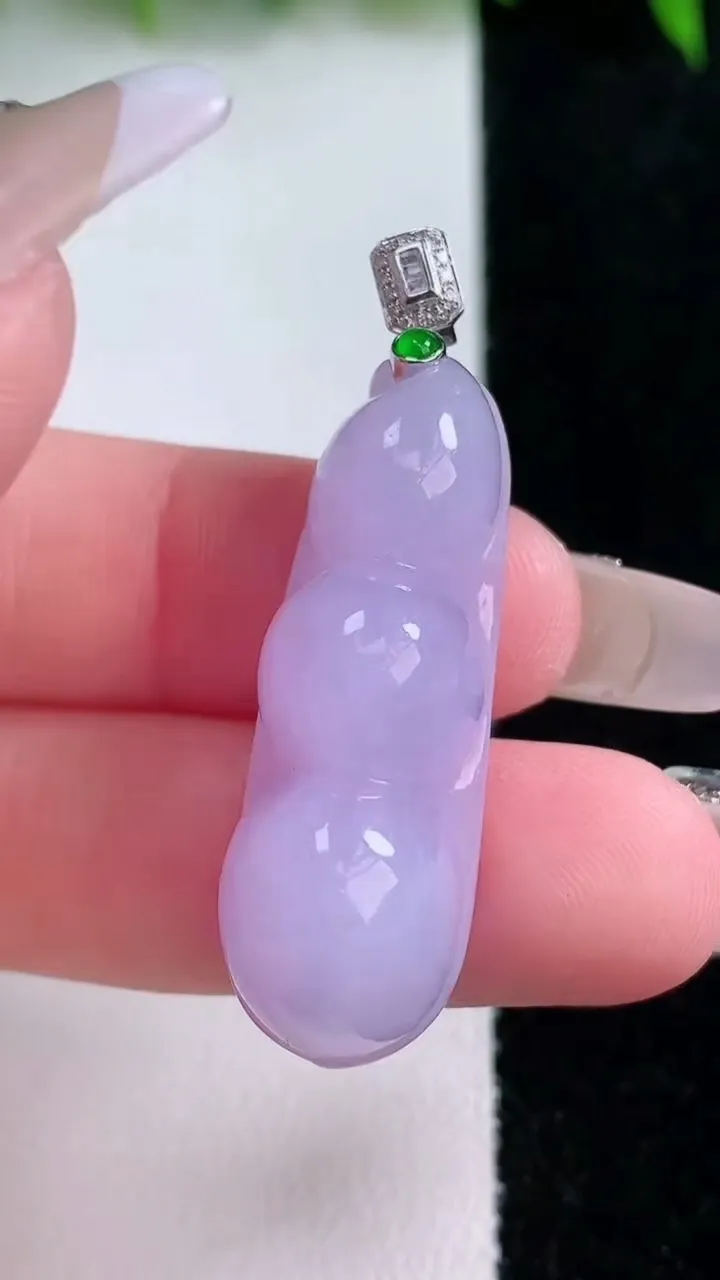 天然A货翡翠18K金紫罗兰福豆吊坠，尺寸37-12-11，重量:9.39g
1月24日