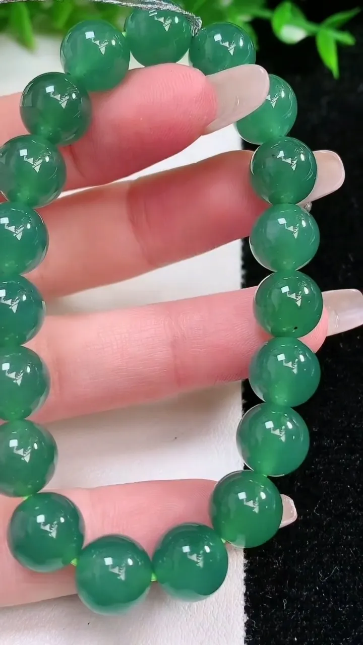 天然A货翡翠圆珠手串，尺寸9.7-19颗，重量:31.33g1月24日
工厂直销收藏佳品,种好水足，色泽均匀，有种有色，上手高大气！