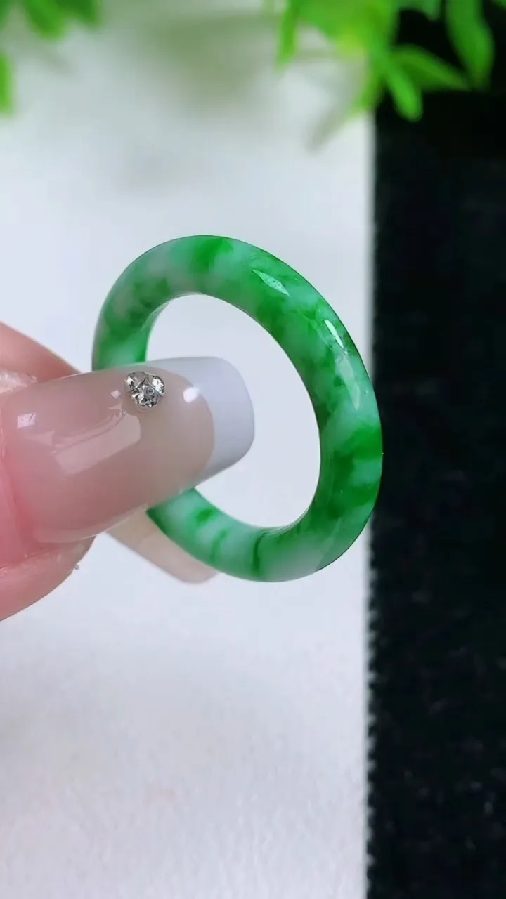天然A货翡翠指环戒指，尺寸17.2-3.6，重量:2.67g2026年1月24日
工厂直销收藏佳品,种好水足，色泽均匀，有种有色，上手高大气！