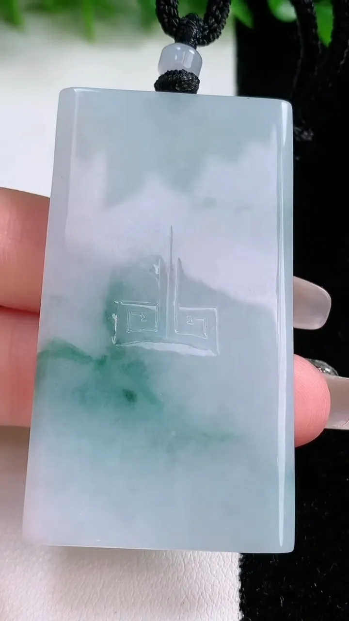 天然A货翡翠飘花仿古无事牌吊坠，尺寸59.2-33-5.2，重量:37.67g
1月24日