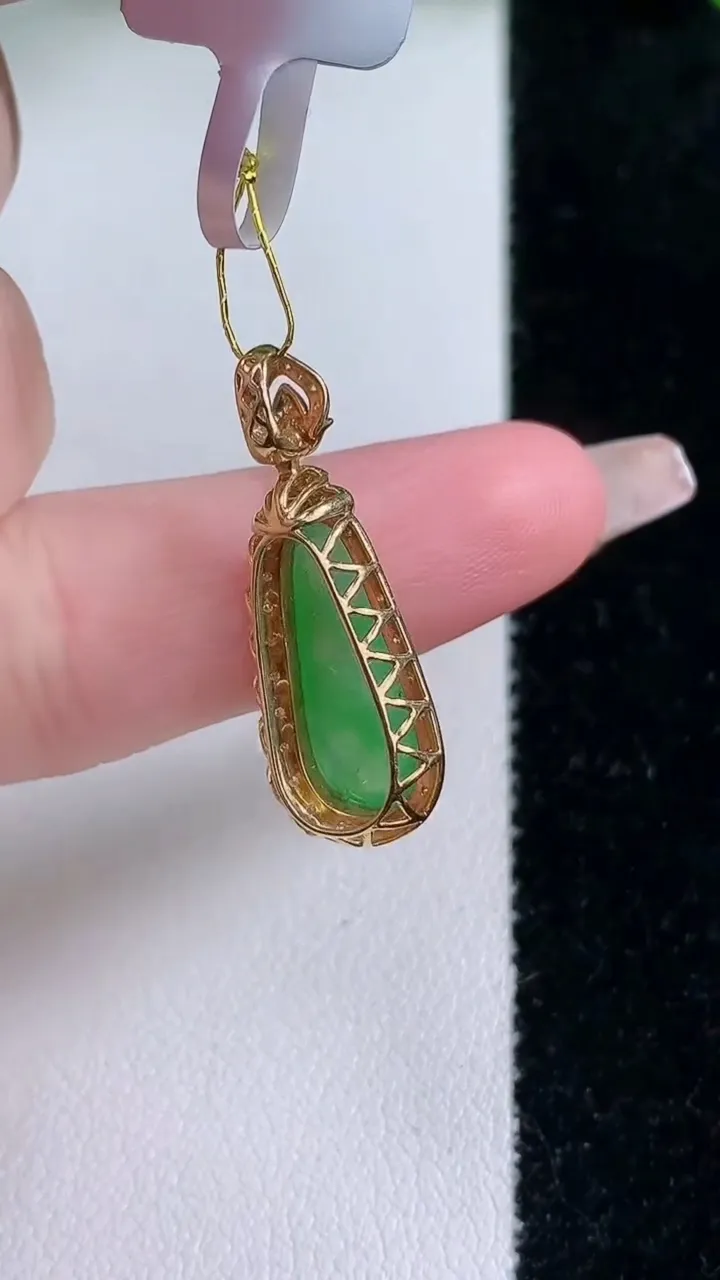 天然A货翡翠福瓜吊坠，尺寸26.5-9.8-7.2，裸石16-7重量:2.09g
1月24日