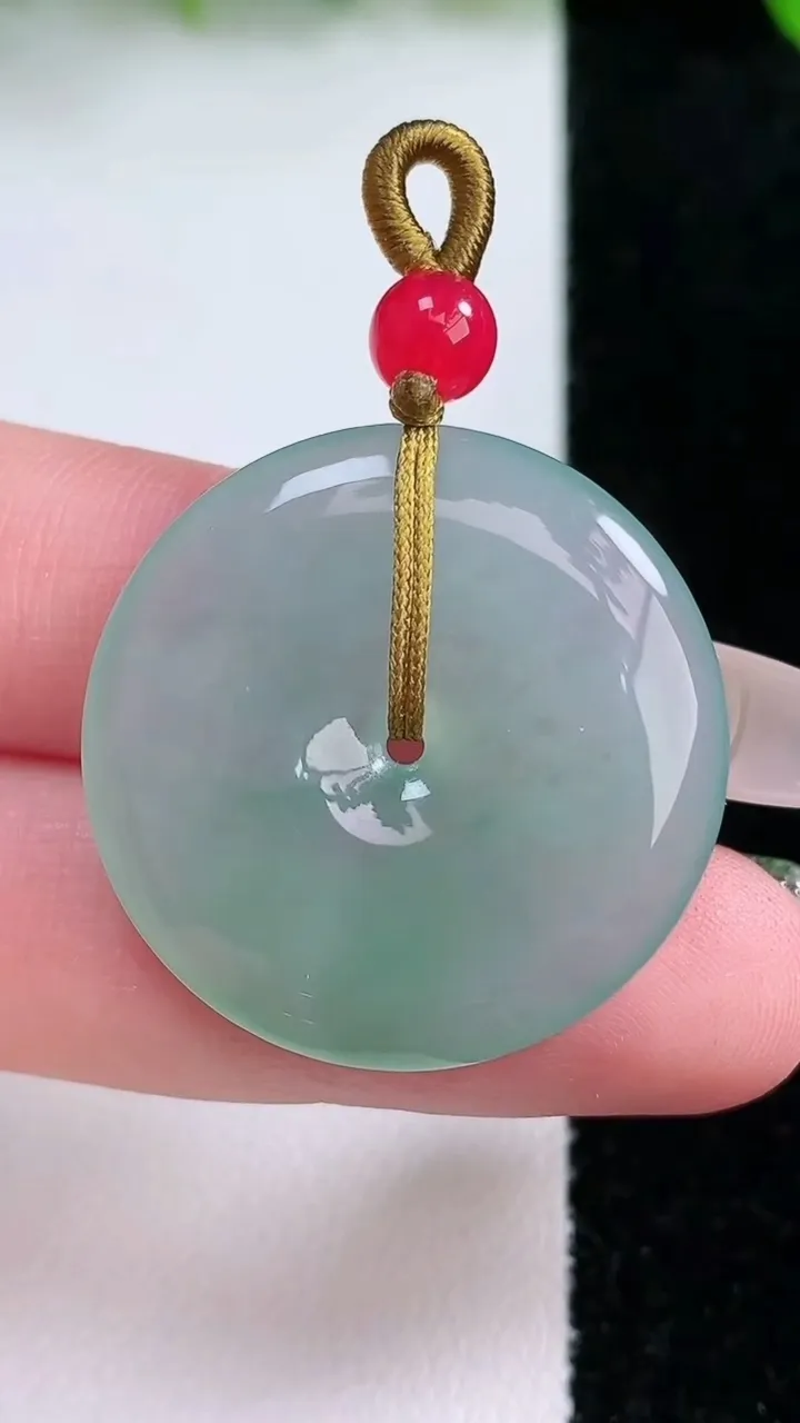 天然A货翡翠平安扣吊坠，尺寸29-4.8，重量:8.88g
1月24日