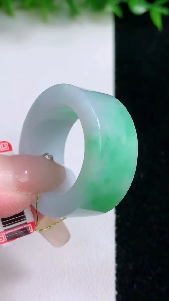 天然A货翡翠方形指环扳指，尺寸22.4-12.3-4.5，重量:17.32g2026年1月24日
工厂直销收藏佳品,种好水足，色泽均匀，有种有色，上手高大气！