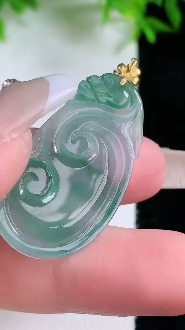 天然A货翡翠种飘花如意吊坠，尺寸34-19-2.8，重量:4.01g
1月24日