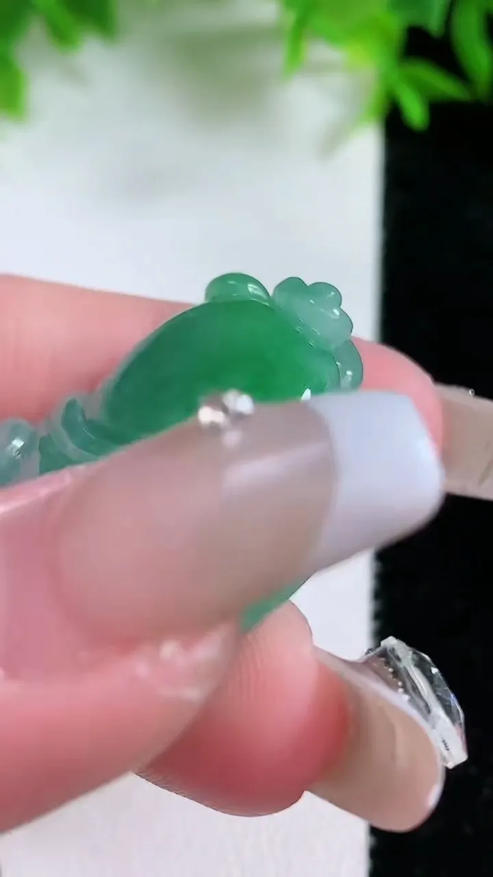 天然A货翡翠金元宝吊坠，尺寸32.3-29.5-10，重量:18.29g
1月24日