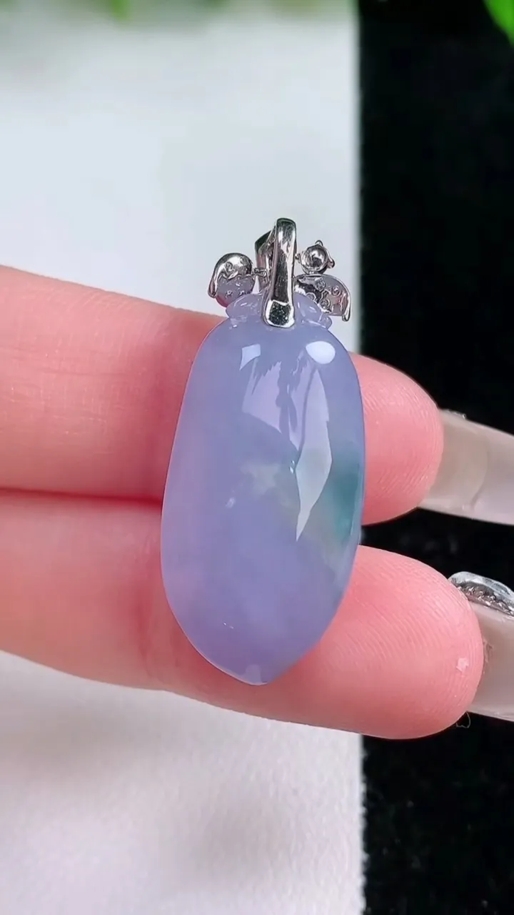 天然A货翡翠18K金紫罗兰福瓜吊坠，尺寸26-13.6-8.4，重量:5.93g
1月24日