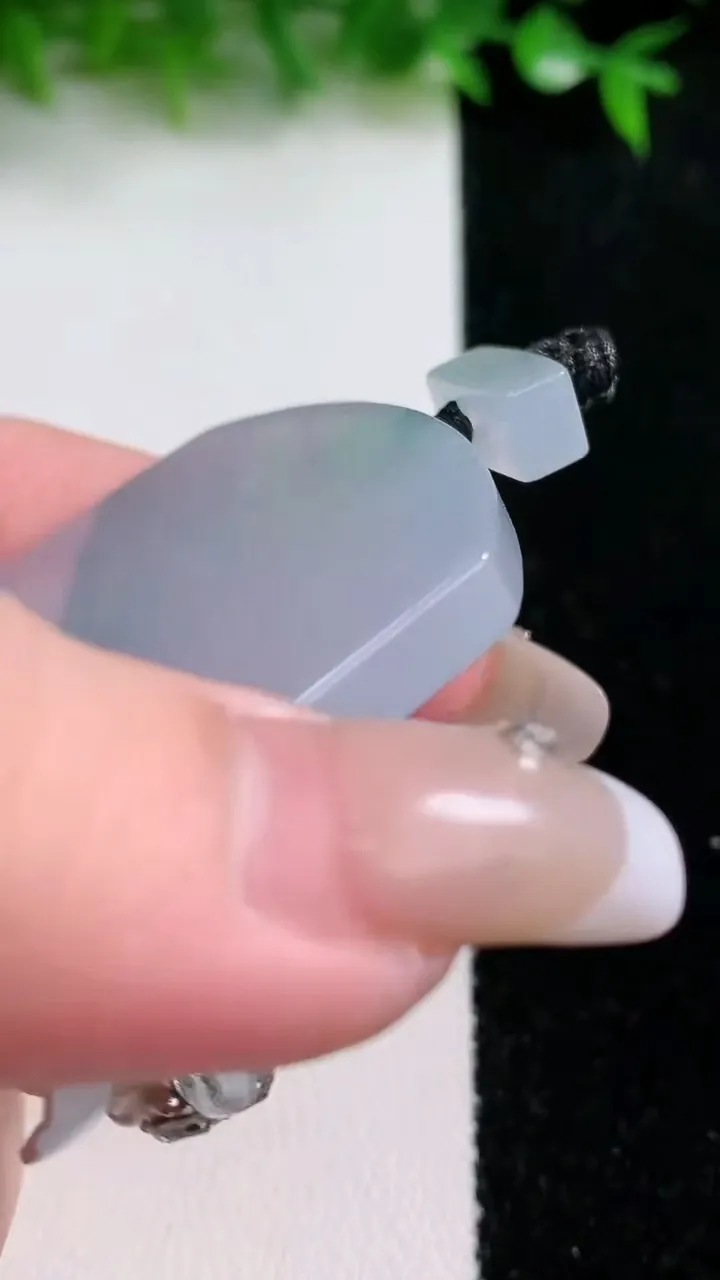 天然A货翡翠种飘花无事牌吊坠，尺寸53-40.7-5.5，重量:36.40g
1月24日