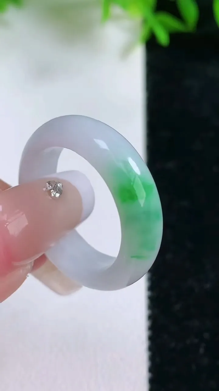 天然A货翡翠指环戒指，尺寸19-6-3.2，重量:4.65g2026年1月24日
工厂直销收藏佳品,种好水足，色泽均匀，有种有色，上手高大气！